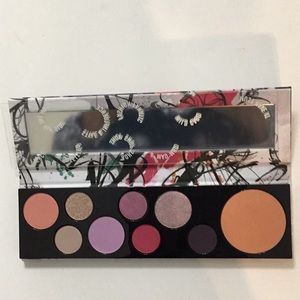 MAC Cosmetics fashion fanatic eyeshadow palette 9 colors included
